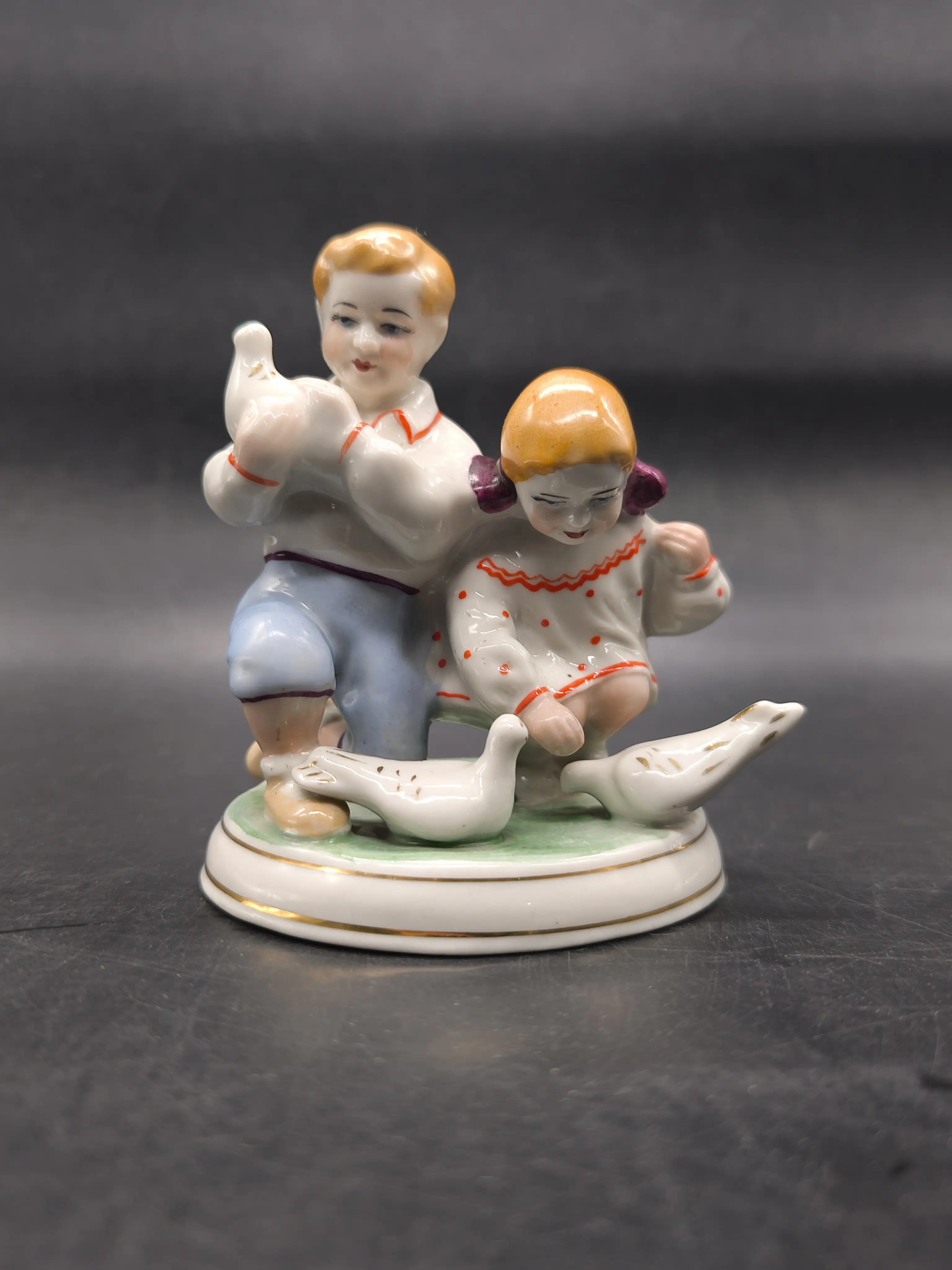 Дети с голубями  Полоне ЗХК (УССР) Image